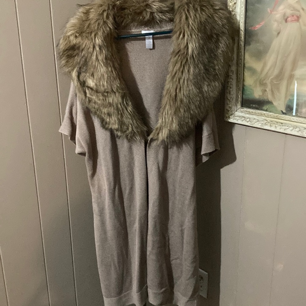 Chico’s short sleeve tan sweater with detachable faux fur collar. Size 3.